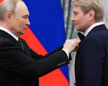 Церемония награждения: президент Владимир Путин вручил знак отличия народному любимцу.