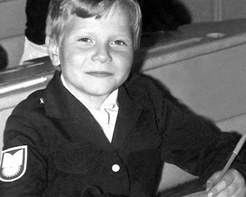 Спонтанный концерт у школьных окон: как юный Басков удивил свою учительницу и всю школу